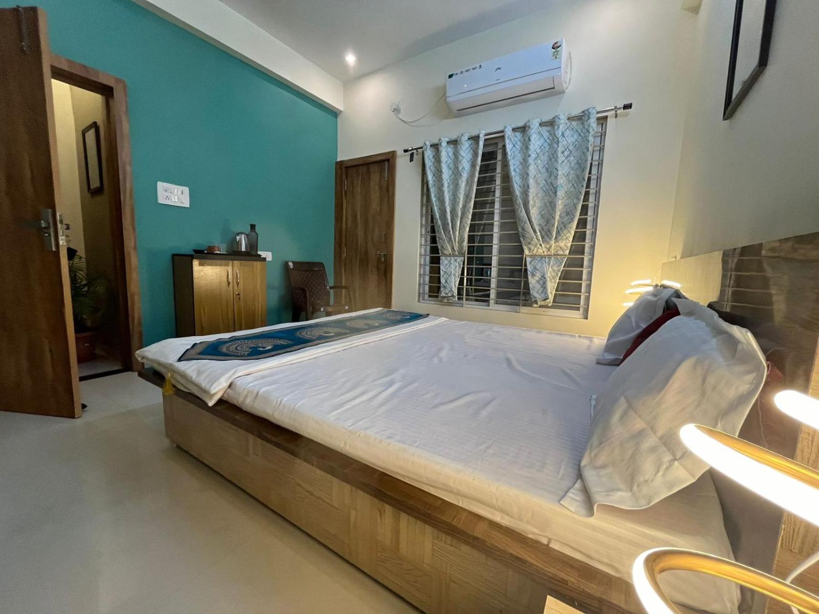Hotel Shivashray Luxury Stays & Inn Ujjain Oda fotoğraf